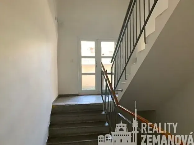 Pronájem kanceláře, Praha - Žižkov, U zásobní zahrady, 347 m2