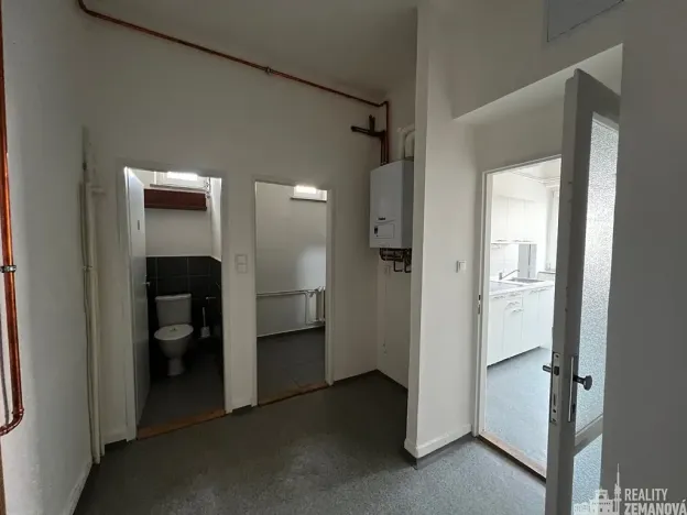 Pronájem kanceláře, Praha - Žižkov, U zásobní zahrady, 347 m2