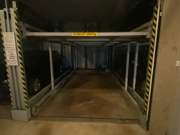 Pronájem garážového stání, Praha, Slezská, 12 m2