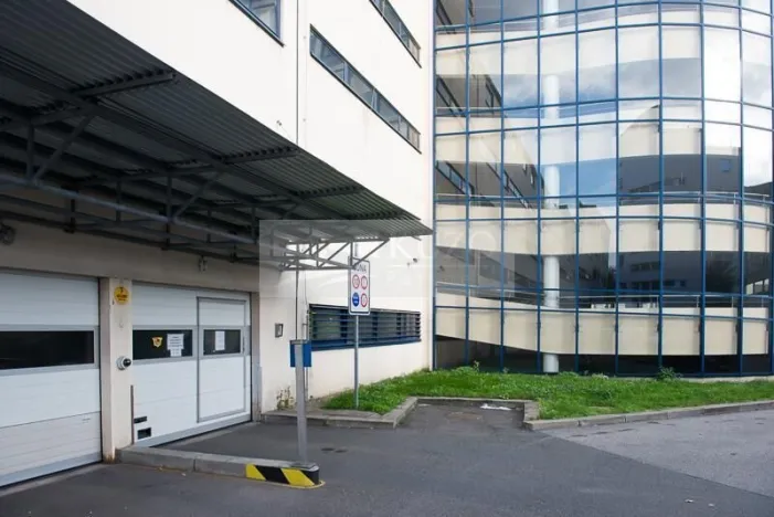 Pronájem garážového stání, Praha, Pešlova, 14 m2