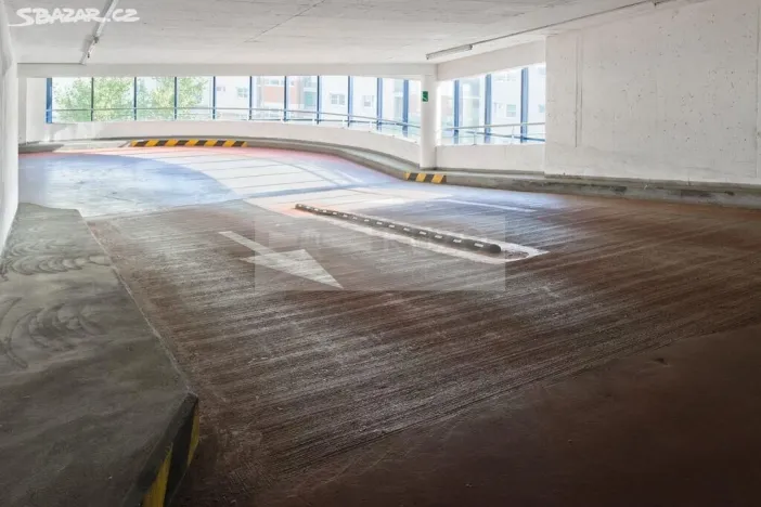 Pronájem garážového stání, Praha, Pešlova, 12 m2