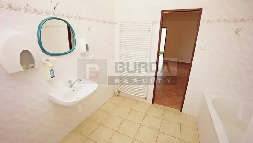 Pronájem kanceláře, Neratovice, 514 m2