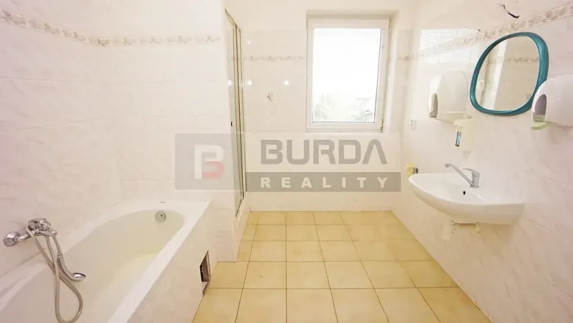 Pronájem kanceláře, Neratovice, 514 m2