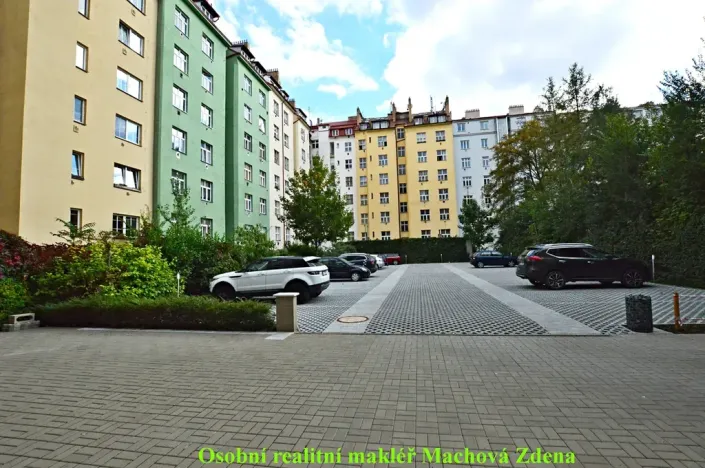Pronájem garážového stání, Praha - Žižkov, Hartigova, 12 m2