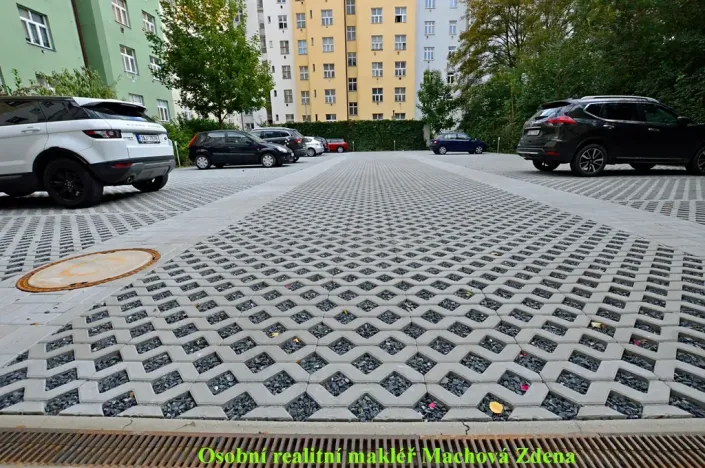 Pronájem garážového stání, Praha - Žižkov, Hartigova, 12 m2