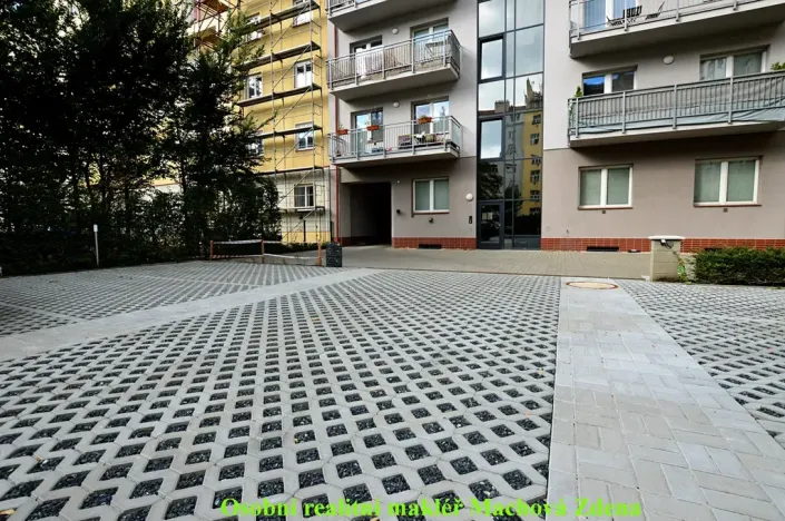 Pronájem garážového stání, Praha - Žižkov, Hartigova, 12 m2