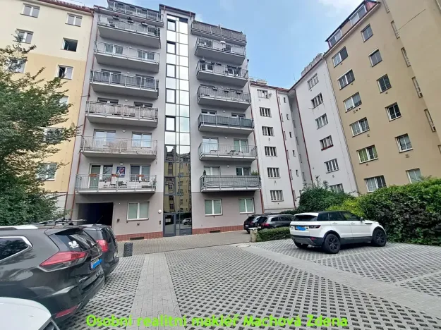 Pronájem garážového stání, Praha - Žižkov, Hartigova, 12 m2