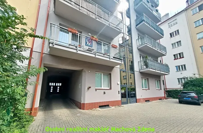 Pronájem garážového stání, Praha - Žižkov, Hartigova, 12 m2