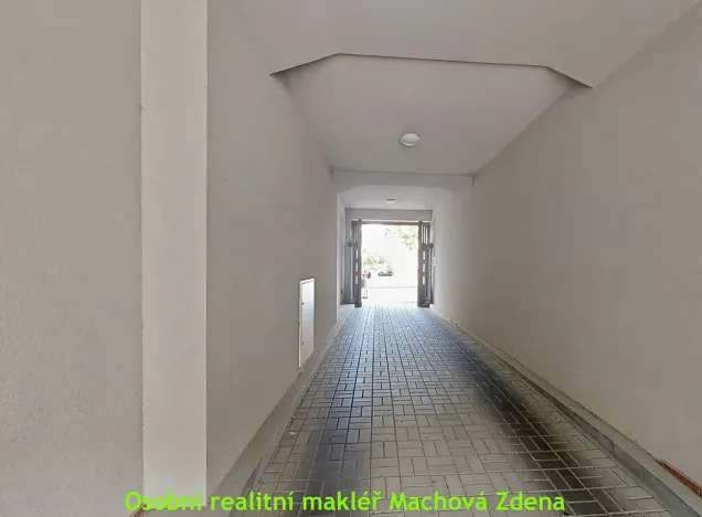 Pronájem garážového stání, Praha - Žižkov, Hartigova, 12 m2