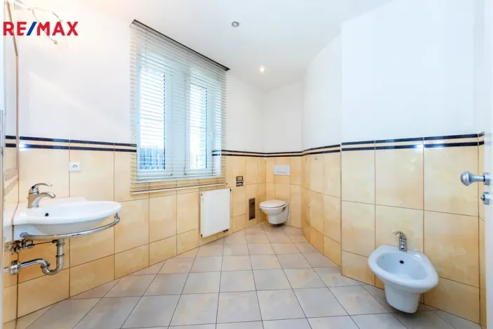 Prodej kanceláře, Praha, U zahrádek, 433 m2