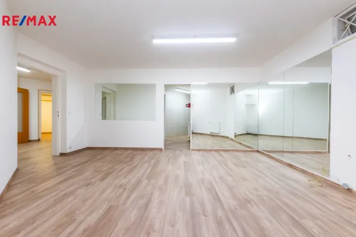 Prodej kanceláře, Praha, U zahrádek, 433 m2