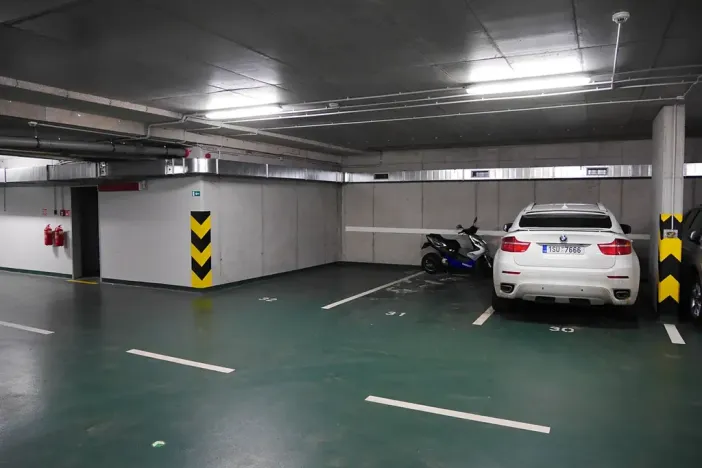 Pronájem garážového stání, Praha - Smíchov, Radlická, 15 m2