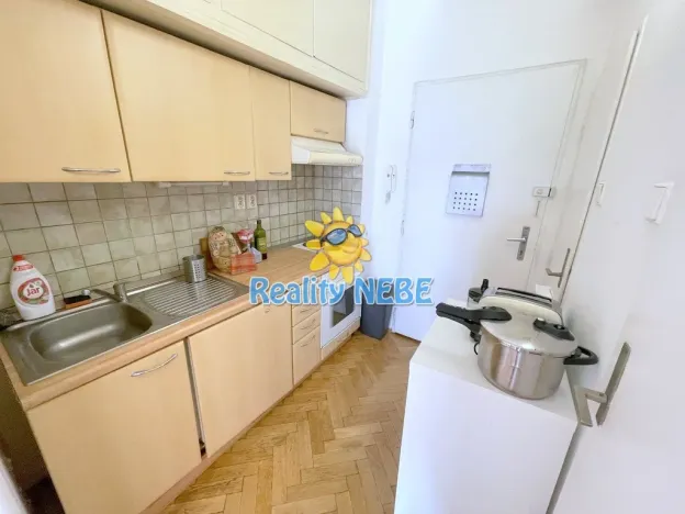 Pronájem bytu 1+kk, Praha - Nusle, Nuselská, 34 m2