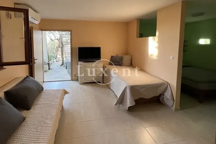 Prodej vícegeneračního domu, Splitska, Chorvatsko, 190 m2