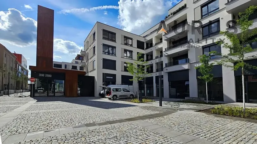 Pronájem garážového stání, Praha - Nusle, Bělehradská, 20 m2