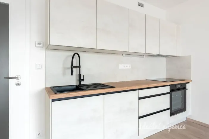 Pronájem bytu 1+kk, Praha - Hloubětín, Poděbradská, 40 m2