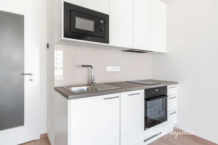 Pronájem bytu 1+kk, Praha - Hloubětín, Poděbradská, 32 m2