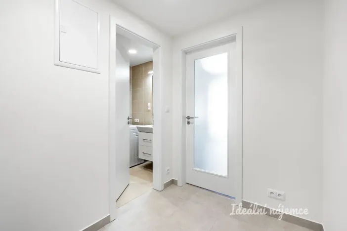 Pronájem bytu 1+kk, Praha - Hloubětín, Poděbradská, 32 m2