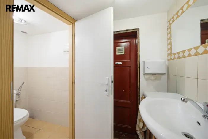 Prodej obchodního prostoru, Karlovy Vary, Jugoslávská, 142 m2