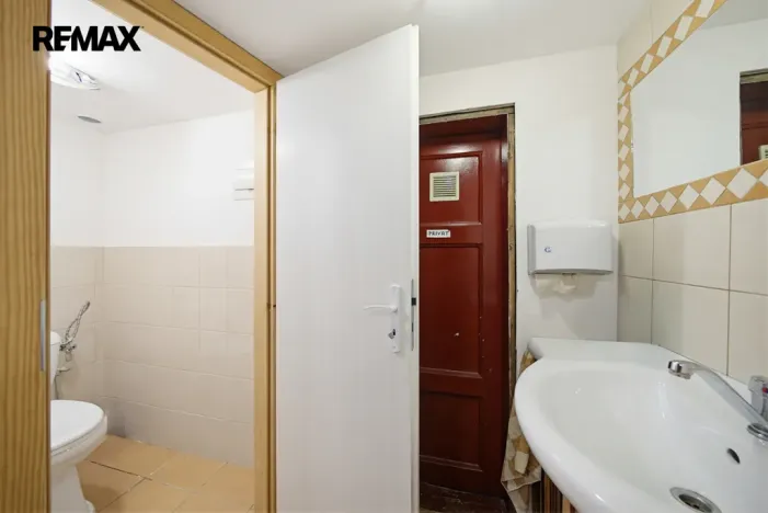 Prodej obchodního prostoru, Karlovy Vary, Jugoslávská, 142 m2