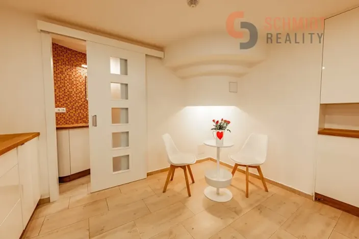 Pronájem kanceláře, Mikulov, Náměstí, 19 m2