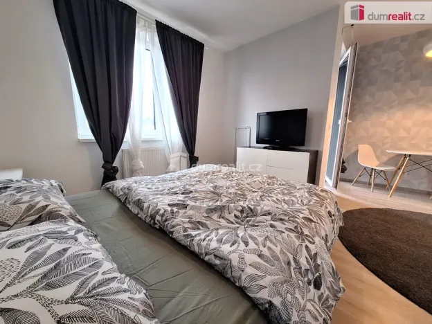 Pronájem bytu 1+kk, Praha, Strnadových, 33 m2