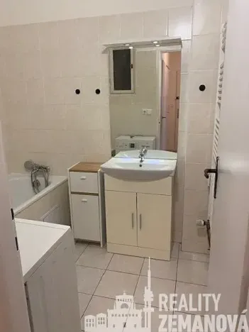 Pronájem bytu 1+1, Praha - Malá Strana, Šeříková, 34 m2