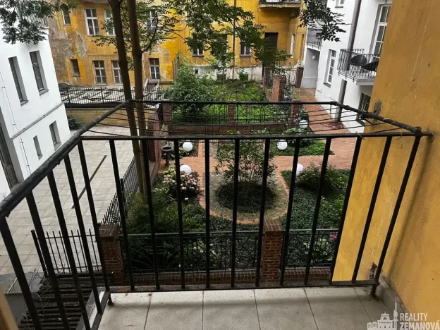 Pronájem bytu 1+1, Praha - Malá Strana, Šeříková, 34 m2