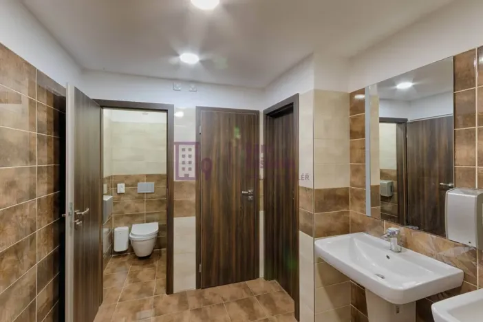 Pronájem obchodního prostoru, Jindřichův Hradec - Jindřichův Hradec I, nám. Míru, 160 m2