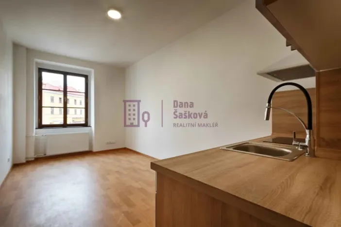 Pronájem bytu 1+kk, Jindřichův Hradec - Jindřichův Hradec I, nám. Míru, 20 m2