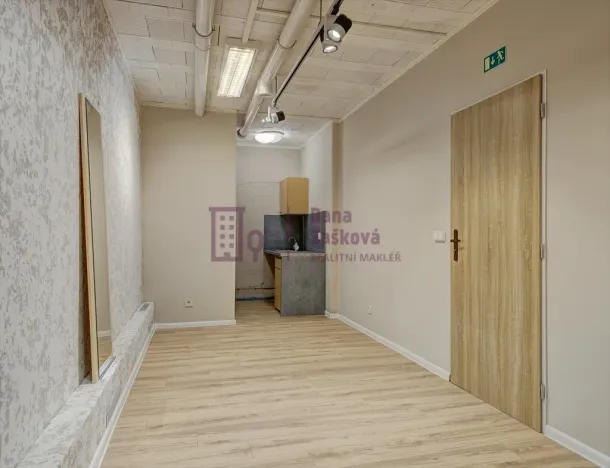 Pronájem obchodního prostoru, Jindřichův Hradec - Jindřichův Hradec I, nám. Míru, 18 m2