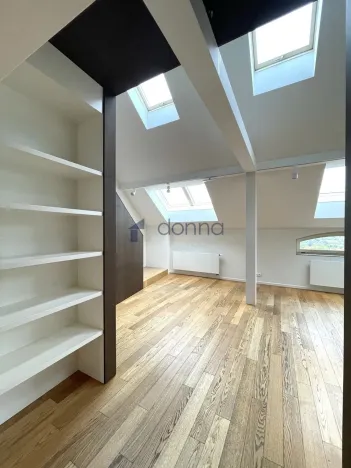 Pronájem bytu 3+1, Praha, U akademie, 130 m2