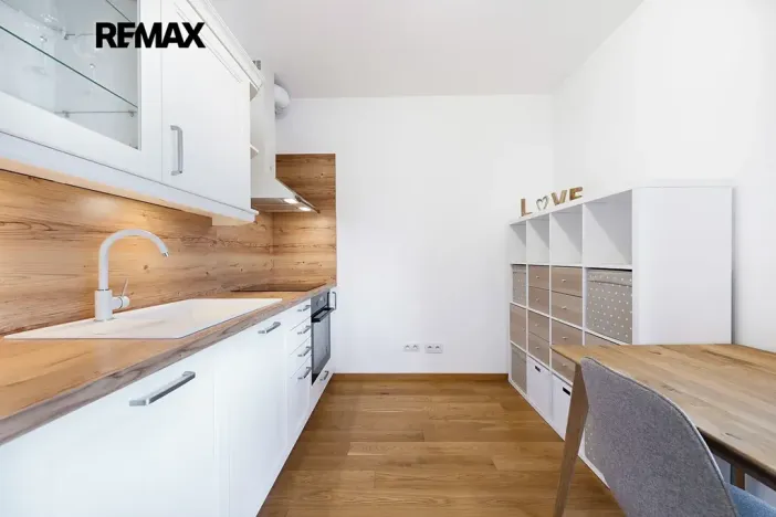 Pronájem bytu 1+kk, Praha - Smíchov, Kobrova, 43 m2