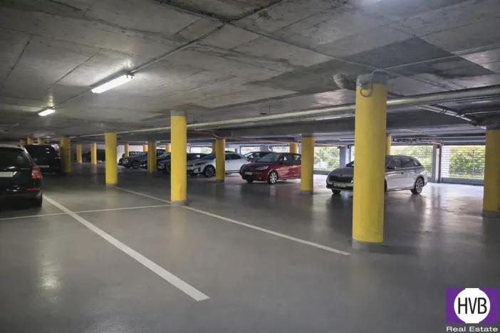 Prodej garážového stání, Praha, Na Harfě, 13 m2