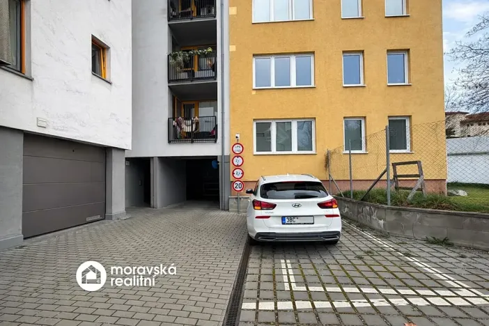 Pronájem garážového stání, Brno, Hybešova, 18 m2