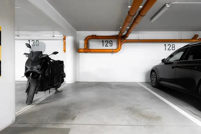 Pronájem garážového stání, Praha - Hlubočepy, Chlupáčova, 12 m2