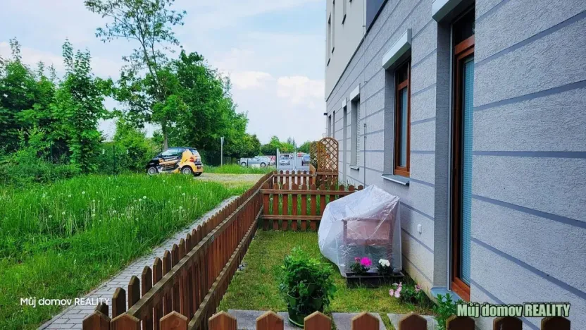 Pronájem bytu 1+kk, Praha - Uhříněves, Bečovská, 29 m2