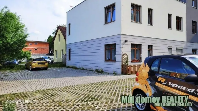 Pronájem bytu 1+kk, Praha - Uhříněves, Bečovská, 29 m2