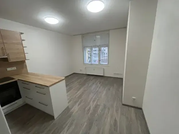 Pronájem bytu 2+kk, Praha - Žižkov, Jeseniova, 45 m2