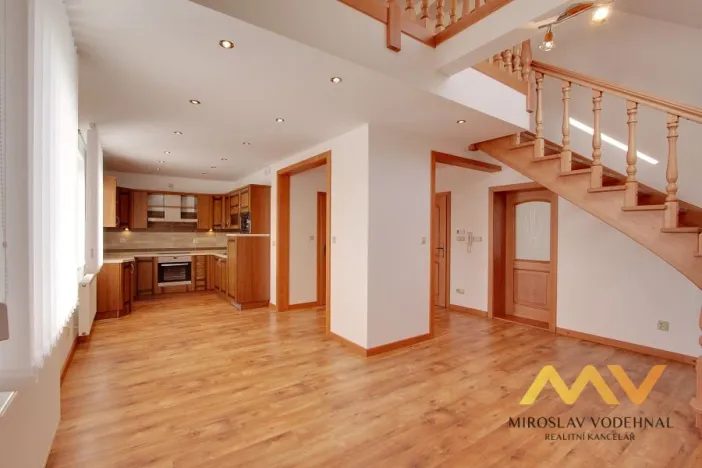 Pronájem bytu 4+kk, Lochenice, 115 m2
