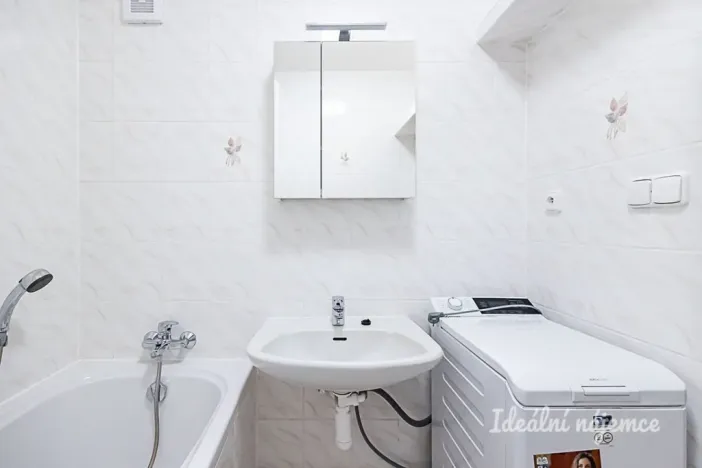 Pronájem bytu 3+1, Praha - Horní Měcholupy, Ravennská, 74 m2