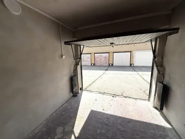 Pronájem garáže, Brno, Řezáčova, 18 m2