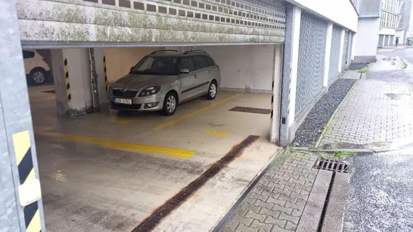Pronájem garážového stání, Liberec, Hedvábná, 16 m2