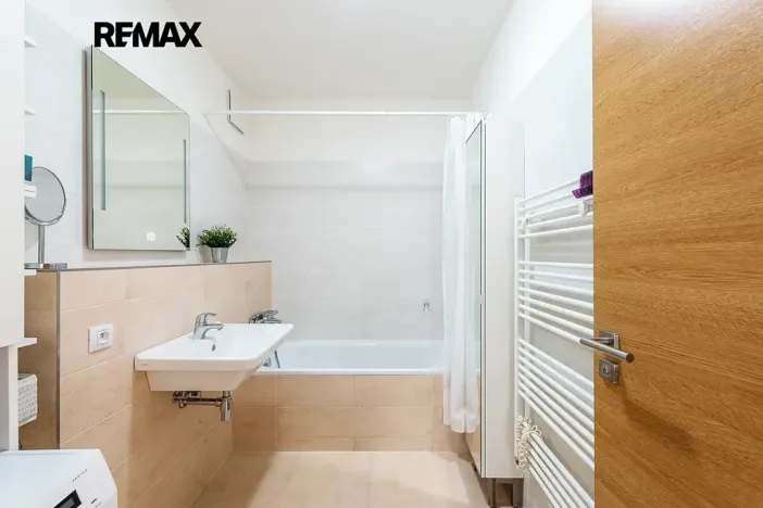 Pronájem bytu 2+kk, Praha - Vysočany, Sousedíkova, 55 m2