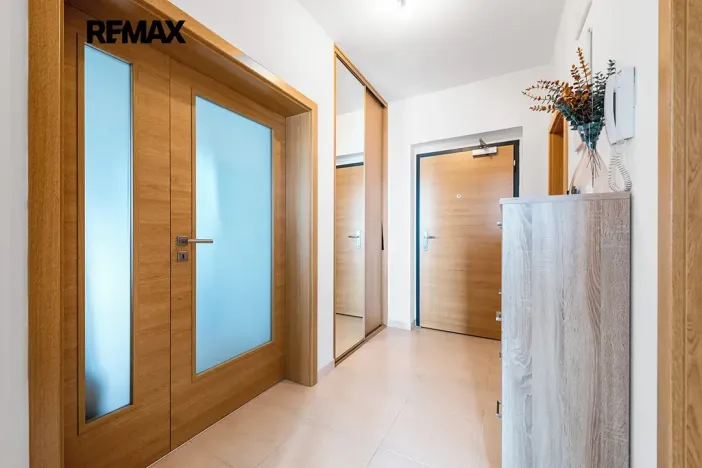 Pronájem bytu 2+kk, Praha - Vysočany, Sousedíkova, 55 m2