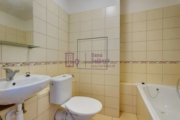 Pronájem bytu 1+kk, Jindřichův Hradec - Jindřichův Hradec III, sídliště Vajgar, 16 m2