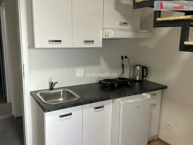 Pronájem atypického bytu, Praha - Běchovice, Podnikatelská, 14 m2