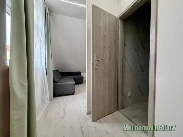 Pronájem bytu 2+kk, Praha - Žižkov, Na Jarově, 35 m2