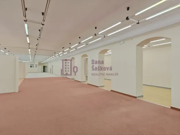 Pronájem obchodního prostoru, Jindřichův Hradec - Jindřichův Hradec I, nám. Míru, 525 m2