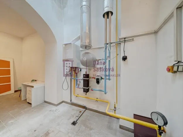 Pronájem obchodního prostoru, Jindřichův Hradec - Jindřichův Hradec I, nám. Míru, 525 m2